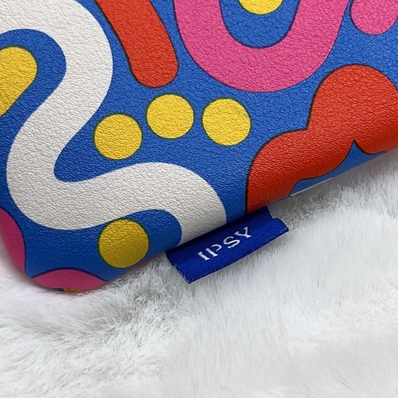 4/$25 Ipsy Glam Bag March 2023 - Bright Color Pattern - Picture 2 of 5